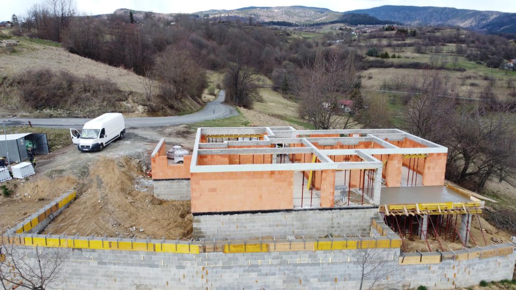 Oporný múr – Blato