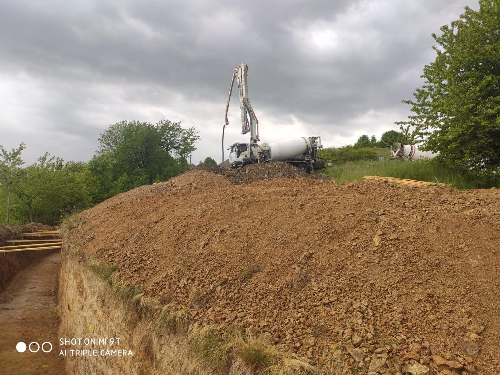 Oporný múr – Blato