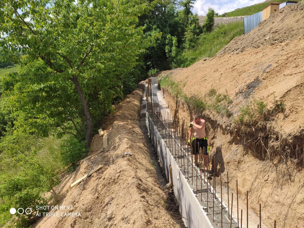 Oporný múr – Blato