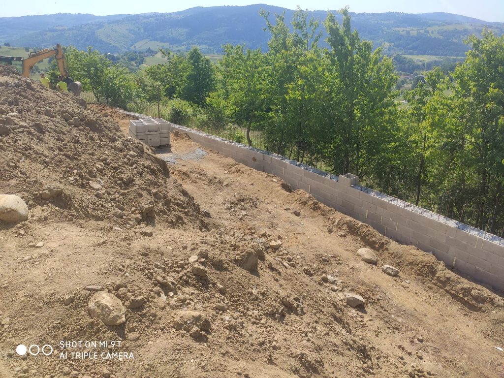 Oporný múr – Blato