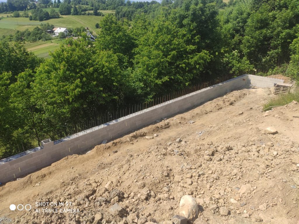 Oporný múr – Blato