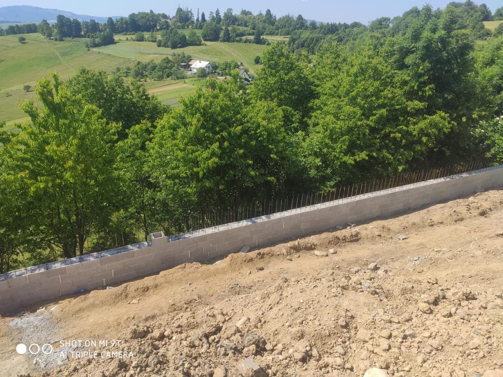 Oporný múr – Blato