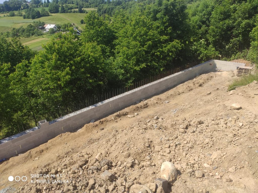 Oporný múr – Blato
