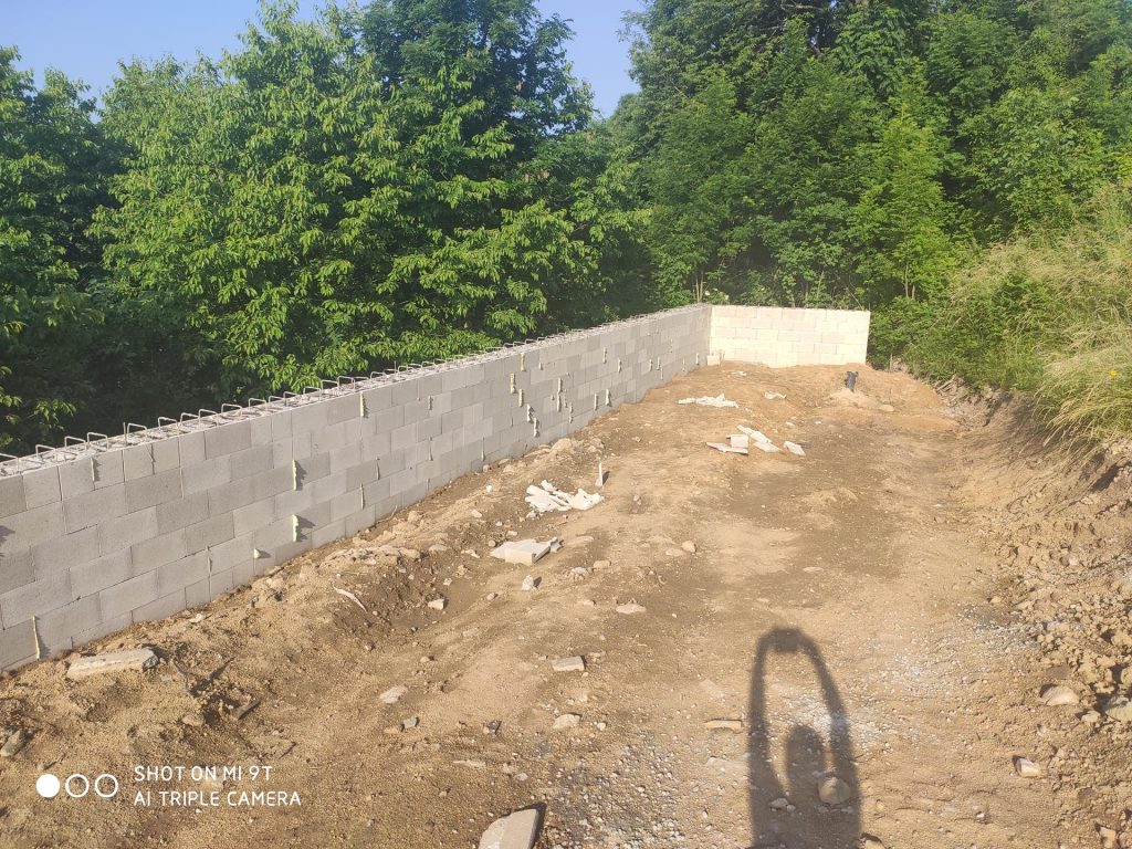 Oporný múr – Blato